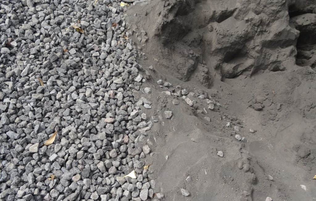 Ingredients of concrete: gravel as aggregate and sand.